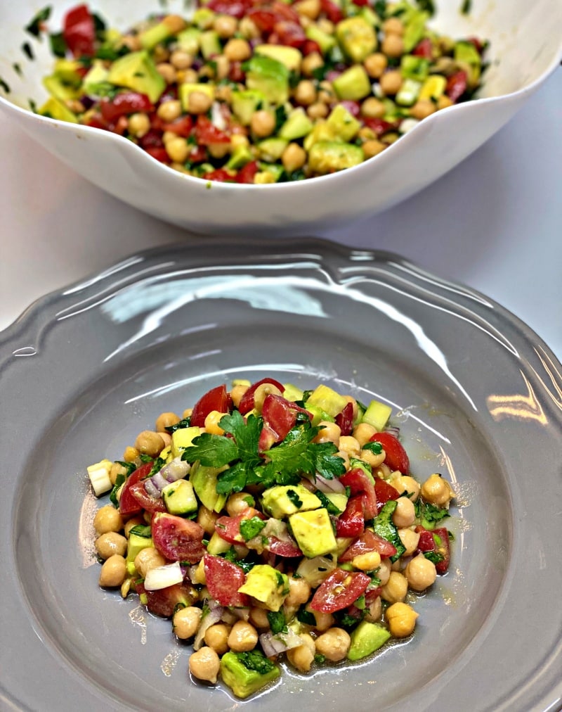 Chickpeas and avocado salad with olive oil dressing