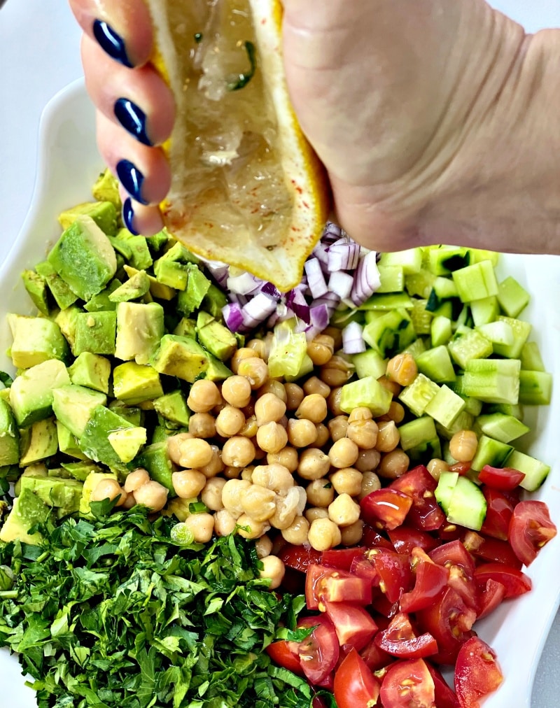 Chickpeas and avocado salad with olive oil dressing