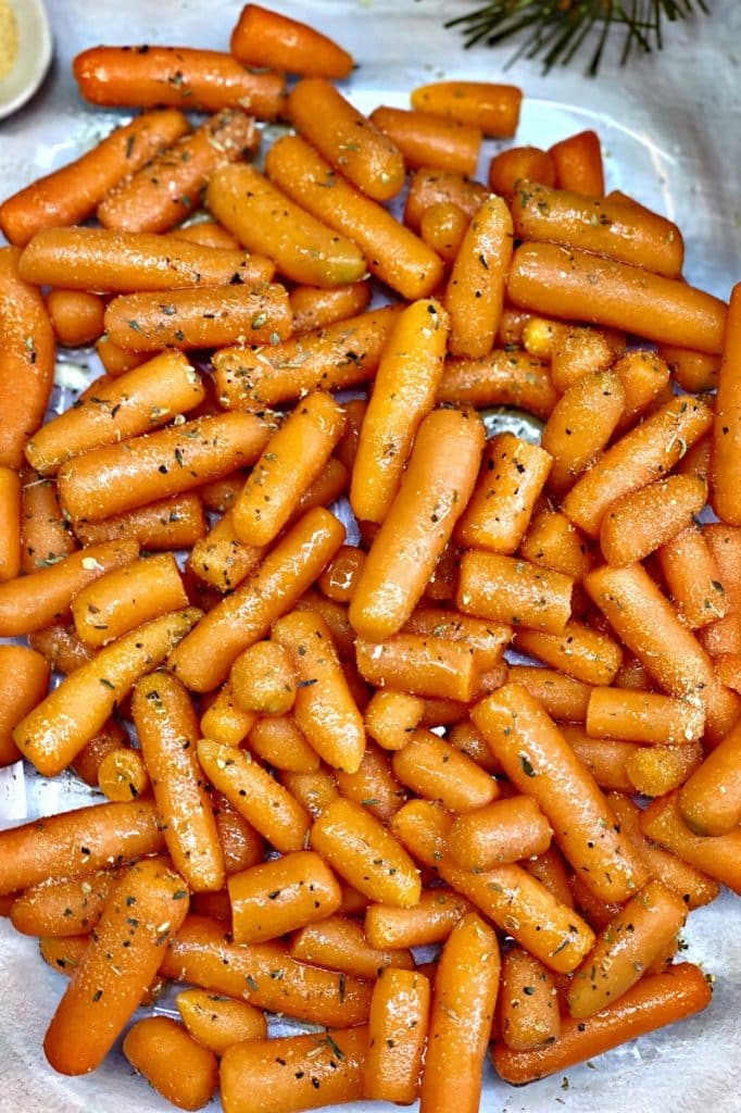 Roasted baby carrots in the oven with garlic and herbs
