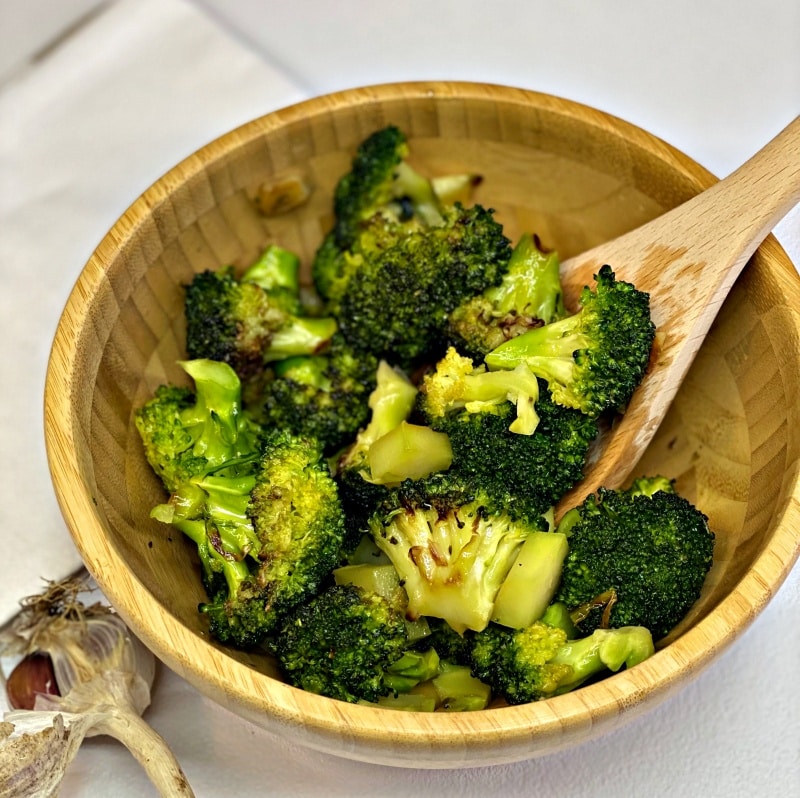 Roasted broccoli with sesame oil and seeds