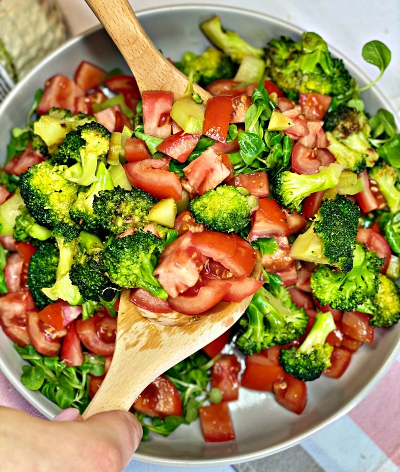 Roasted broccoli with sesame oil and seeds and tomatoes