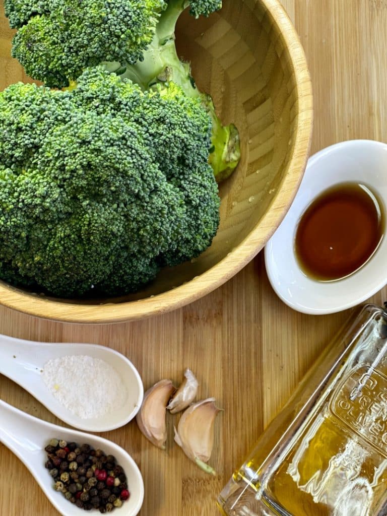 Roasted broccoli with sesame oil and seeds ingredients