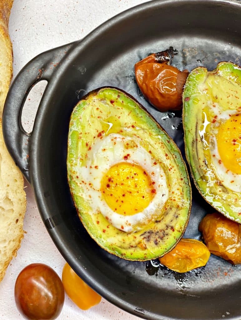 Baked avocado withe eggs