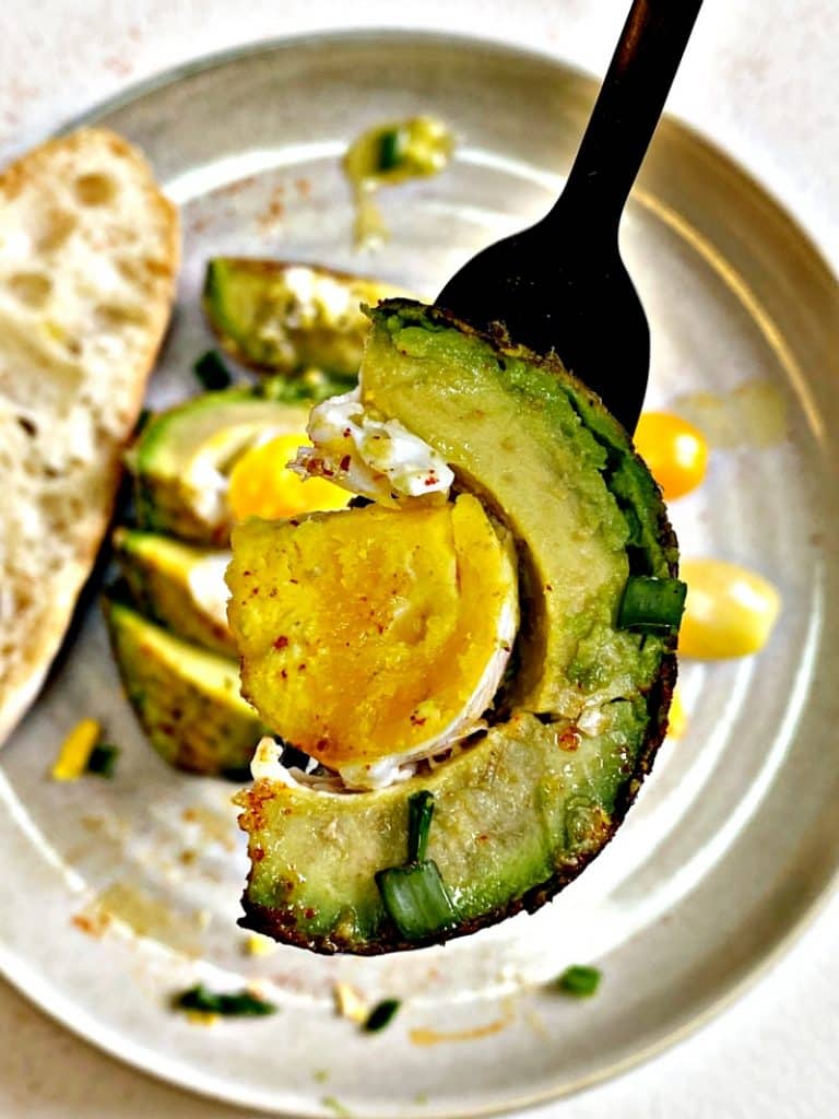 Baked avocado withe eggs