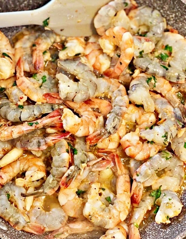 Grilled shrimps in butter and garlic