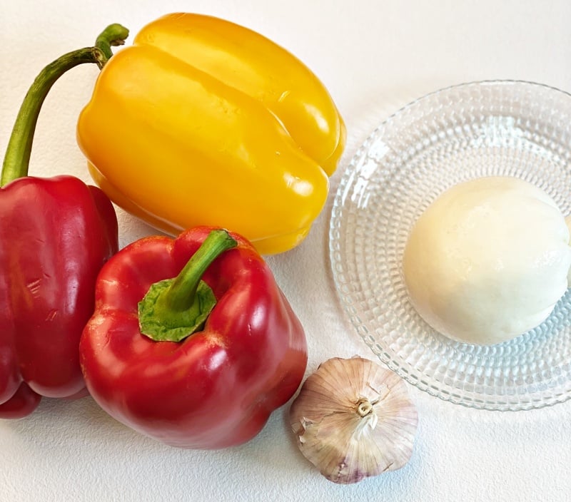 Burrata cheese and bell peppers ingredients