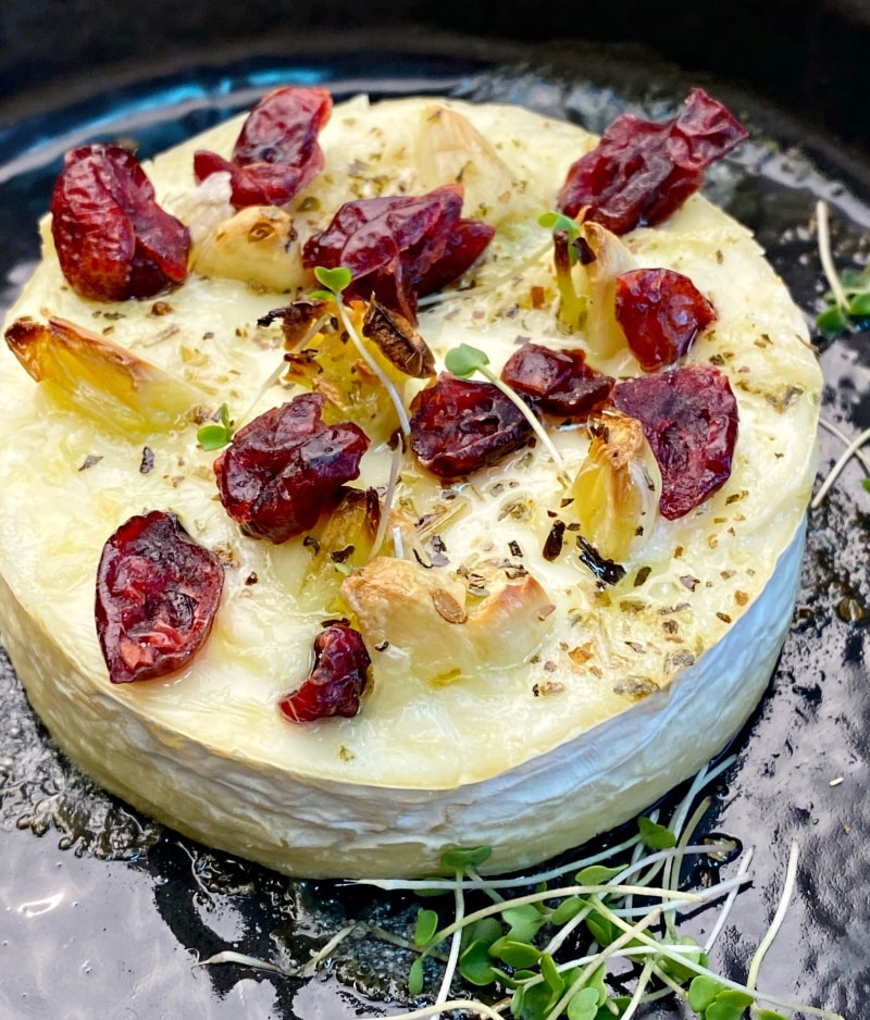 Baked brie with garlic