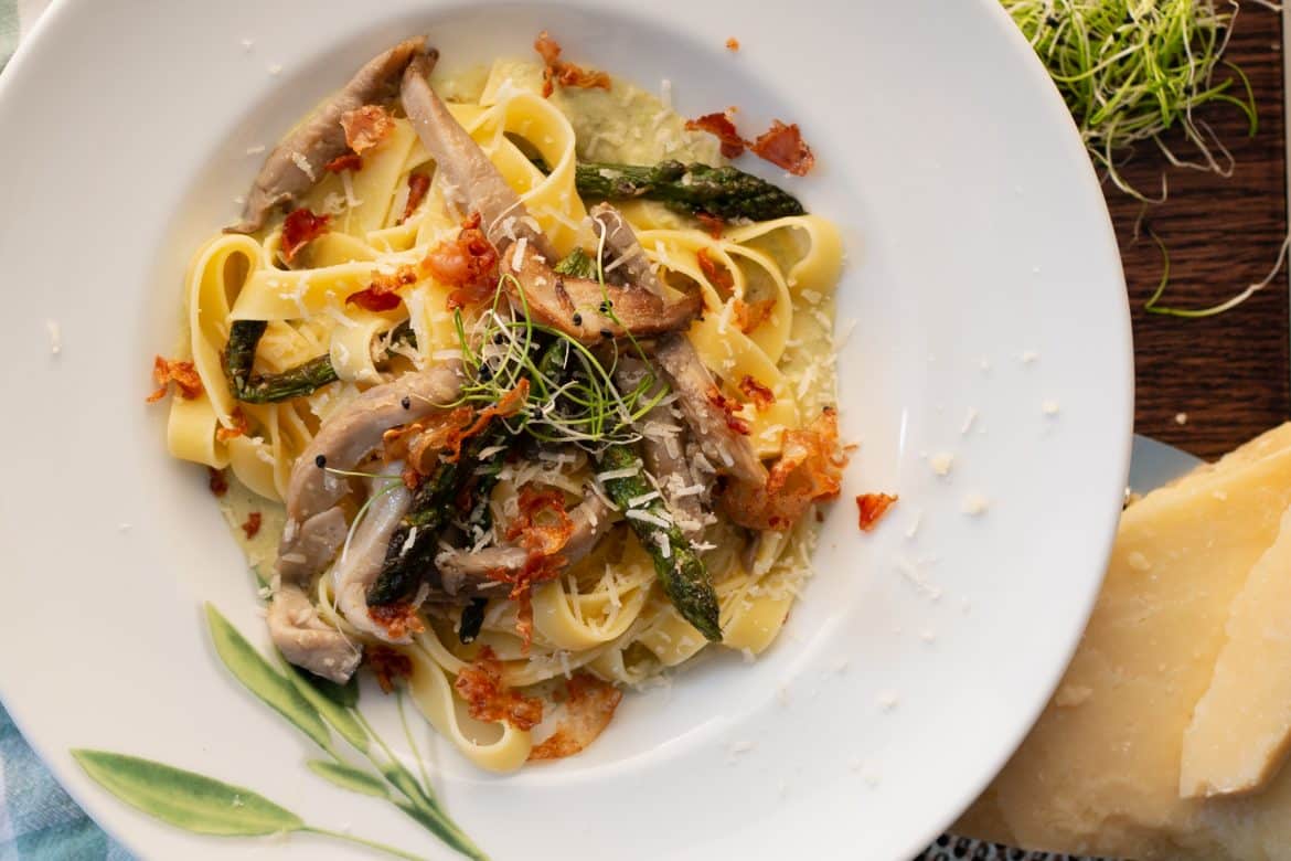 Creamy Fettuccini with Oyster Mushrooms & Asparagus - Delice Recipes