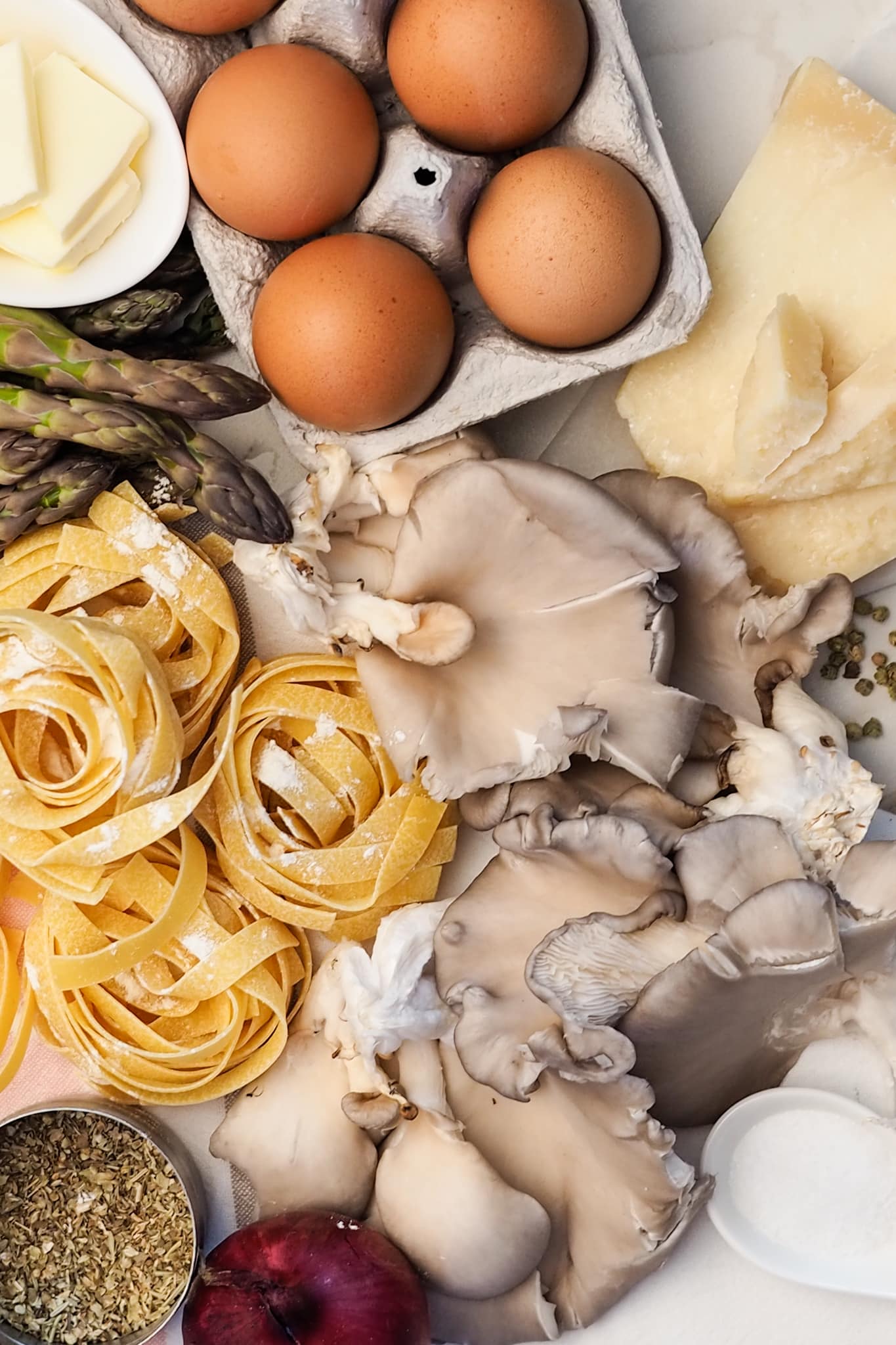 ingredients for creamy asparagust fettuccini with mushrooms