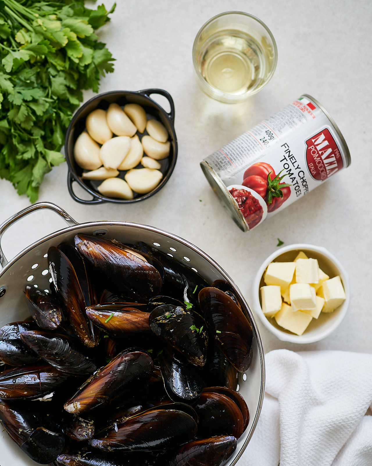 ingredients for mussels in tomato sauce