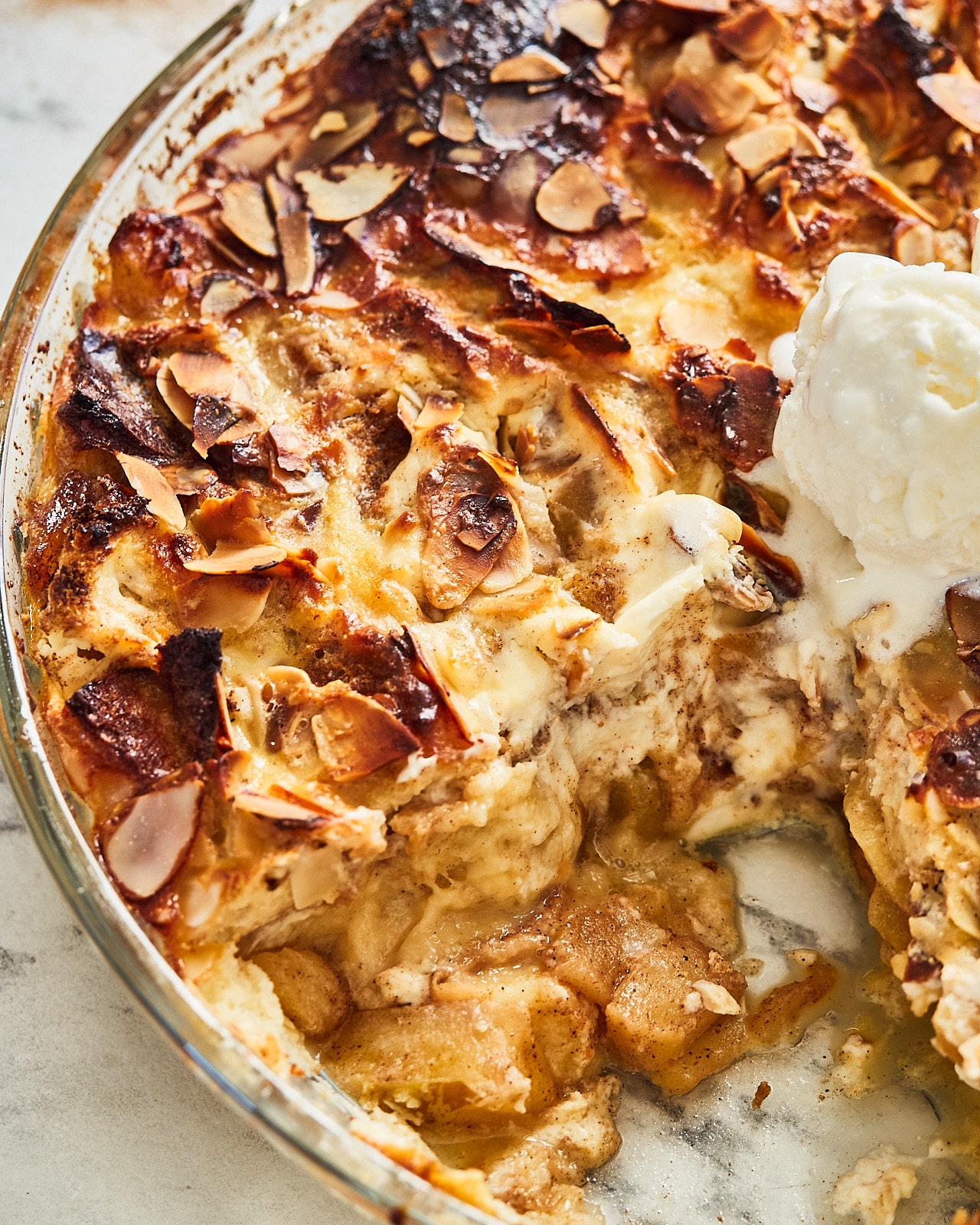 Cinnamon Apple Casserole is nothing more delightful than a dish full of aromas and Christmas feelings.