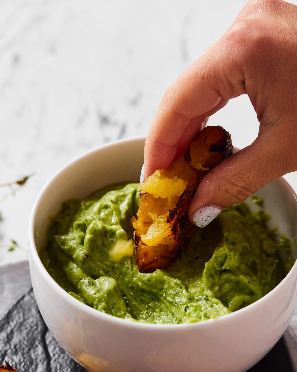 Healthy Friendship of Baked Potato Chips and Guacamole - Delice Recipes