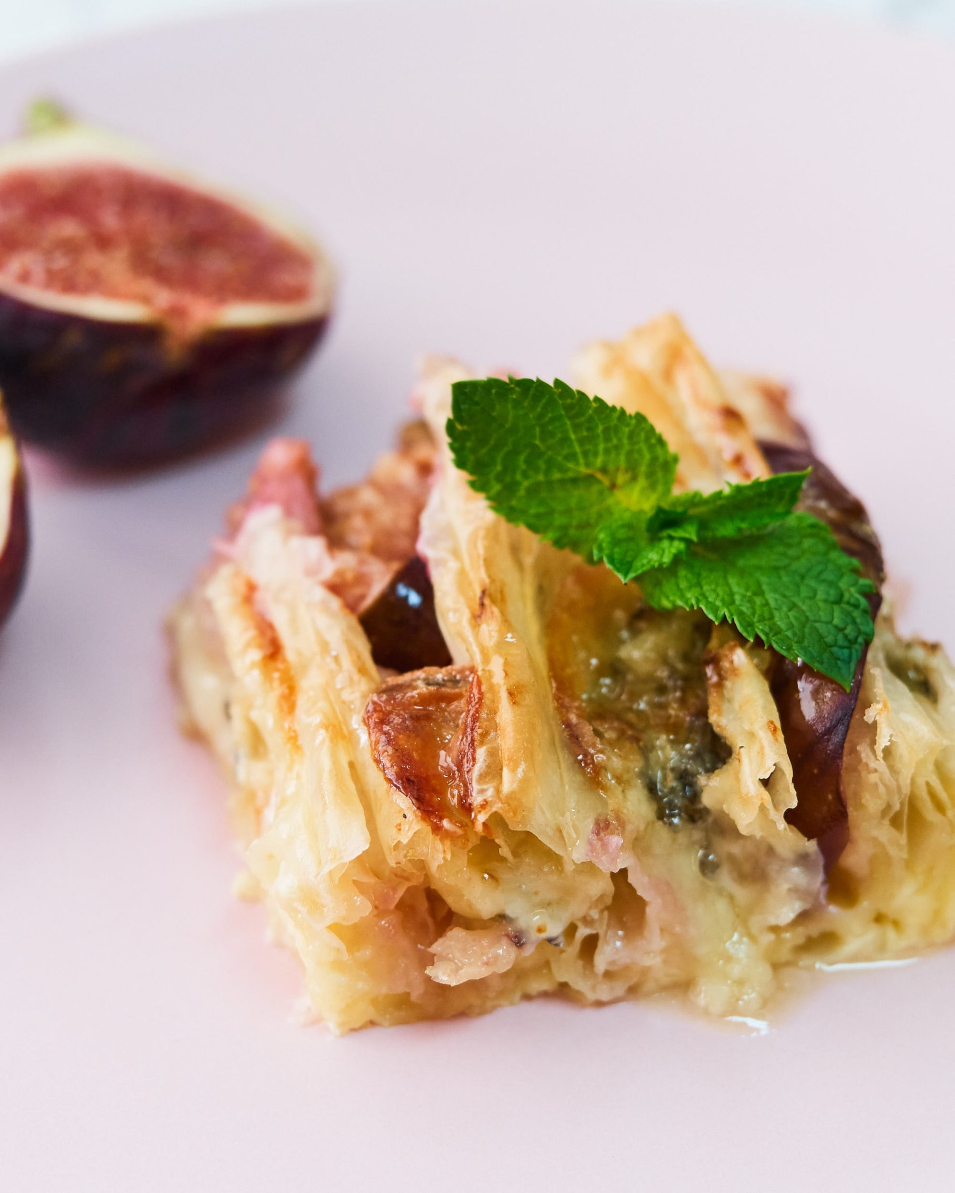 Delicious Figs and Gorgonzola Filo Pie [Video] - Delice Recipes