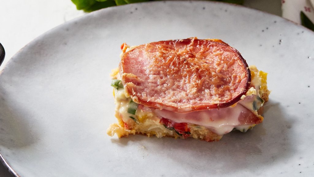 Egg Breakfast Pizza [VIDEO] - Delice Recipes